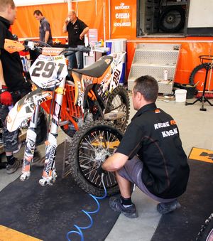 Reifenwechsel beim Kosak Team, 2011 ADAC MX Masters Freising