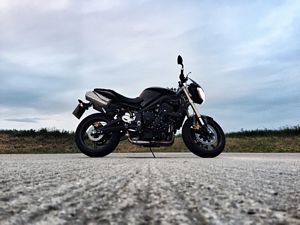 2011 Triumph Street Triple tire change
