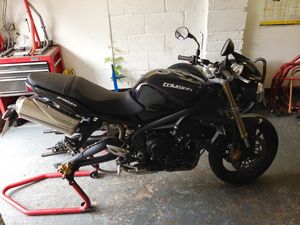 2011 Triumph Street Triple tire change