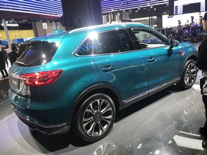 Hongqi HS5