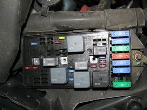 2005 Chevrolet Venture LS Underhood Fuse Box